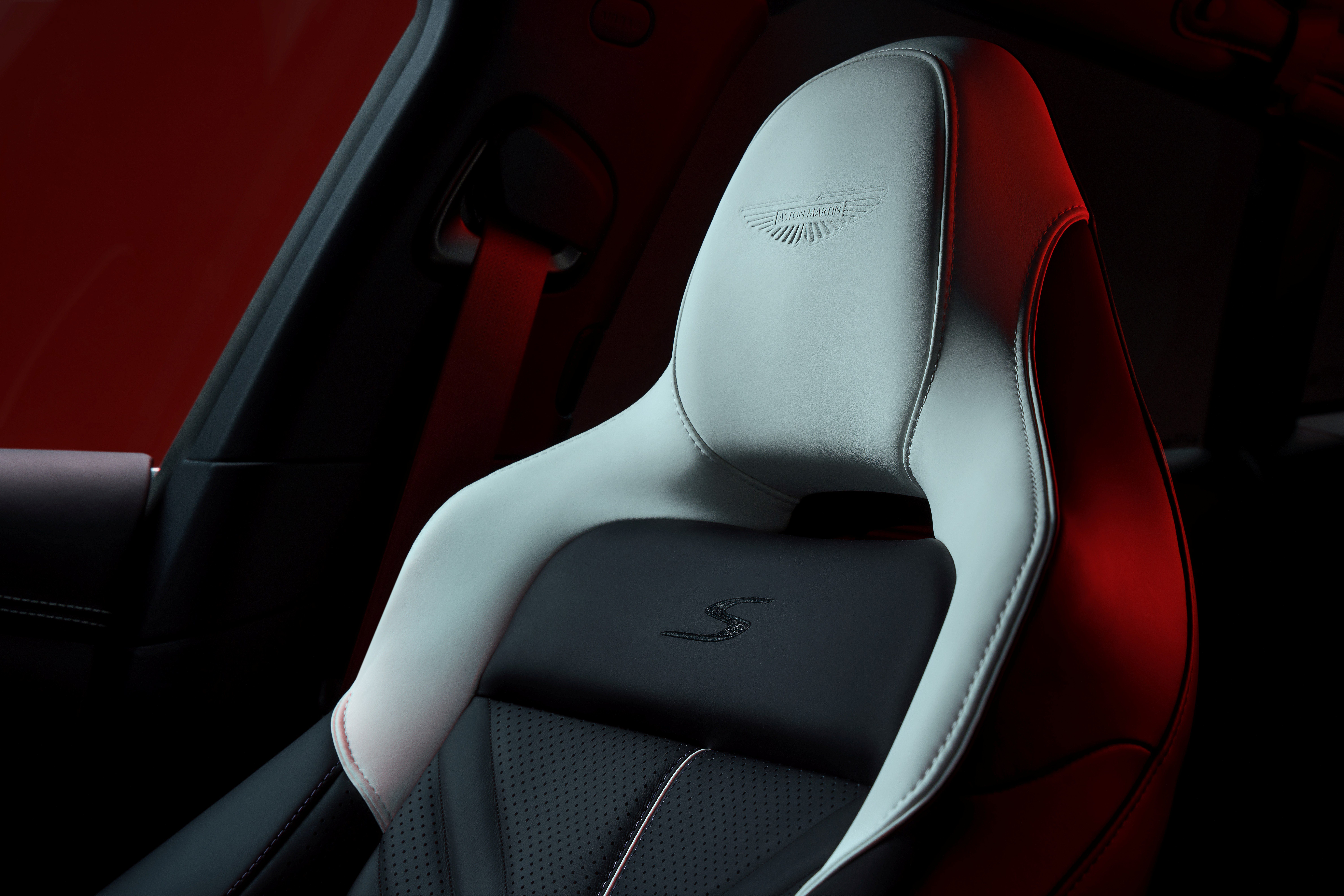阿斯顿·马丁DBX S：全新旗舰超跑级SUV