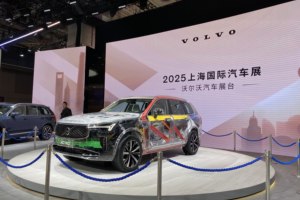 2025上海车展：进口旗舰大六座沃尔沃全新XC90闪耀登场