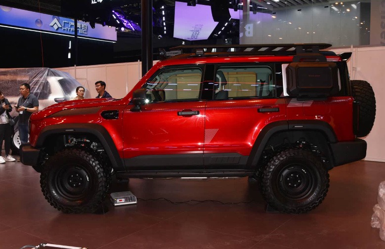 BJ40增程赤兔版对比坦克300虎克版，原厂改装谁更吸睛？