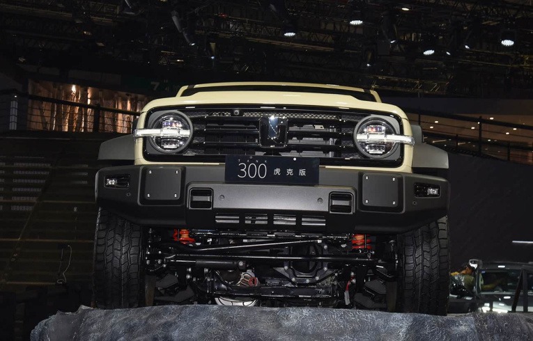 BJ40增程赤兔版对比坦克300虎克版，原厂改装谁更吸睛？