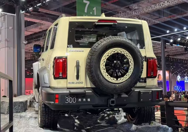BJ40增程赤兔版对比坦克300虎克版，原厂改装谁更吸睛？