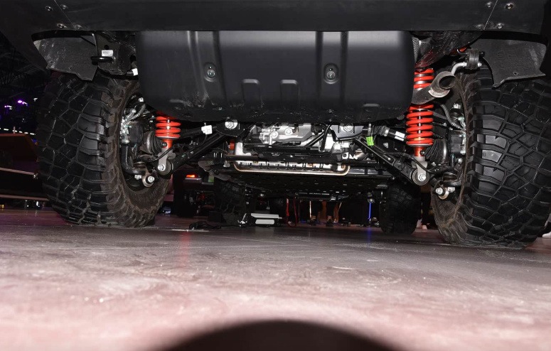 BJ40增程赤兔版对比坦克300虎克版，原厂改装谁更吸睛？