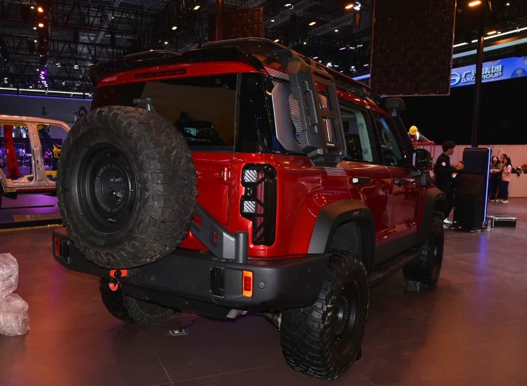 BJ40增程赤兔版对比坦克300虎克版，原厂改装谁更吸睛？
