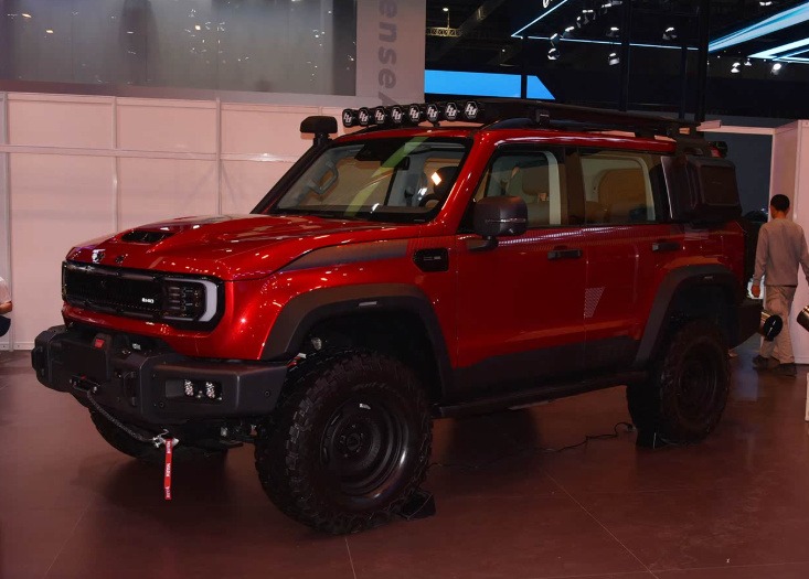 BJ40增程赤兔版对比坦克300虎克版，原厂改装谁更吸睛？