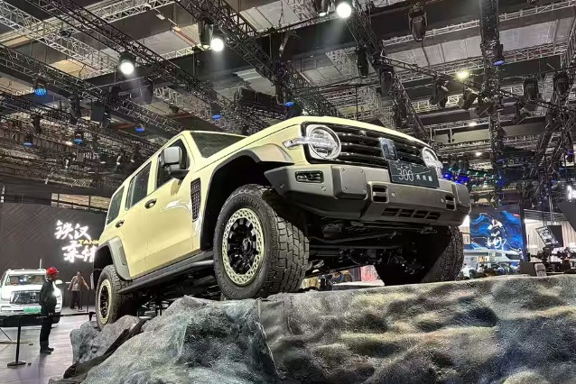 BJ40增程赤兔版对比坦克300虎克版，原厂改装谁更吸睛？