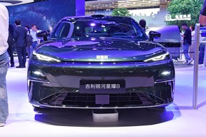 预售13.98万起！ 吉利星耀8：5米车身+3L油耗，混动市场新鲶鱼？