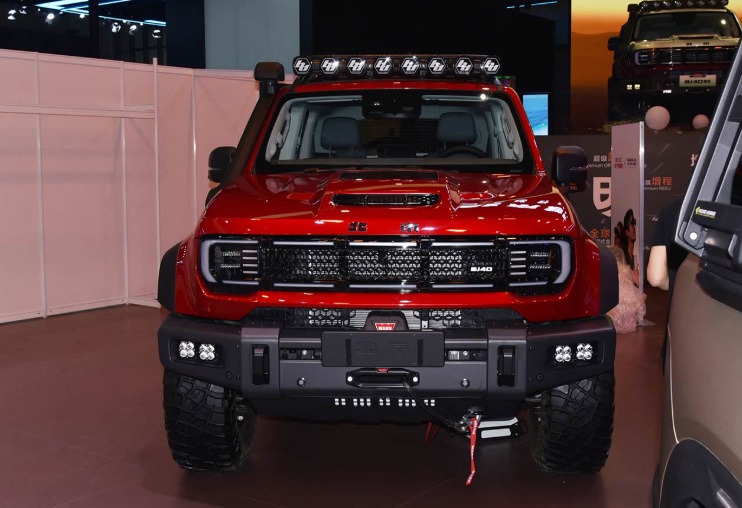 BJ40增程赤兔版对比坦克300虎克版，原厂改装谁更吸睛？