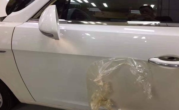奥迪4S店揭车衣造成多重车损，为何会损伤车辆、是否需要贴车衣？