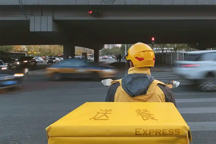 外卖小哥闯大祸：机动车道逆行碰撞迈巴赫，头插入引擎盖缝隙里