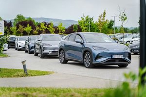 谨慎点，比亚迪还是别冲550万辆了