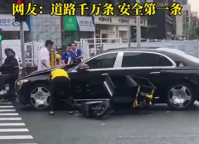 外卖小哥闯大祸：机动车道逆行碰撞迈巴赫，头插入引擎盖缝隙里