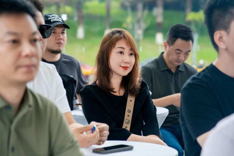 问界M8交付仪式圆满落幕：智慧启程，共鉴幸福时刻