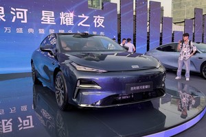 11万买混动C级车，吉利银河星耀8上市，1500km续航更适合跑长途？