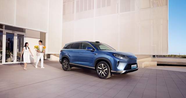 比亚迪掀桌子，不到17万买B级插混SUV，油耗4字头还能起降无人机