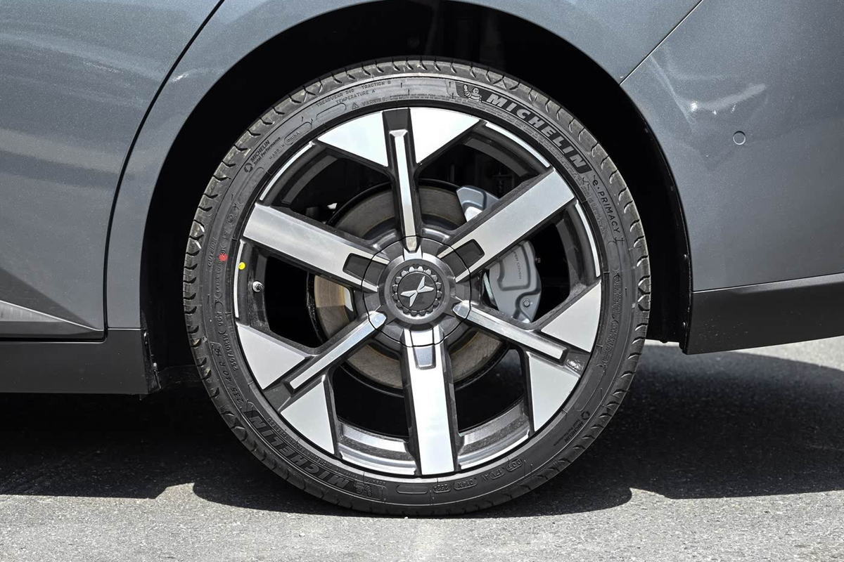 零跑B01、小鹏M03、特斯拉Model 3三选一，女性用户该如何避坑？