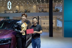 白敬亭亮相粤港澳车展 官宣问界品牌挚友及问界M8车主
