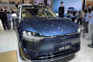 问界M9大五座零重力座椅版交付，演员白敬亭为舒适度打满分