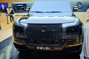仰望U8L全新车色首发，典雅车身+24K真金车标，尊贵感给足
