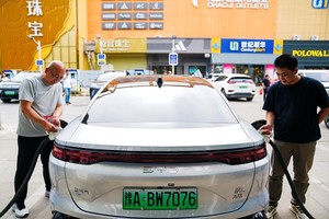 兆瓦桩直接闪充，双枪快充功率翻倍 实现油电同速
