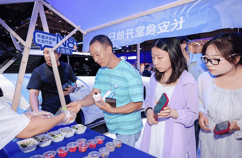 歼-10C战机亮相重庆车展，长安汽车馆成展会焦点