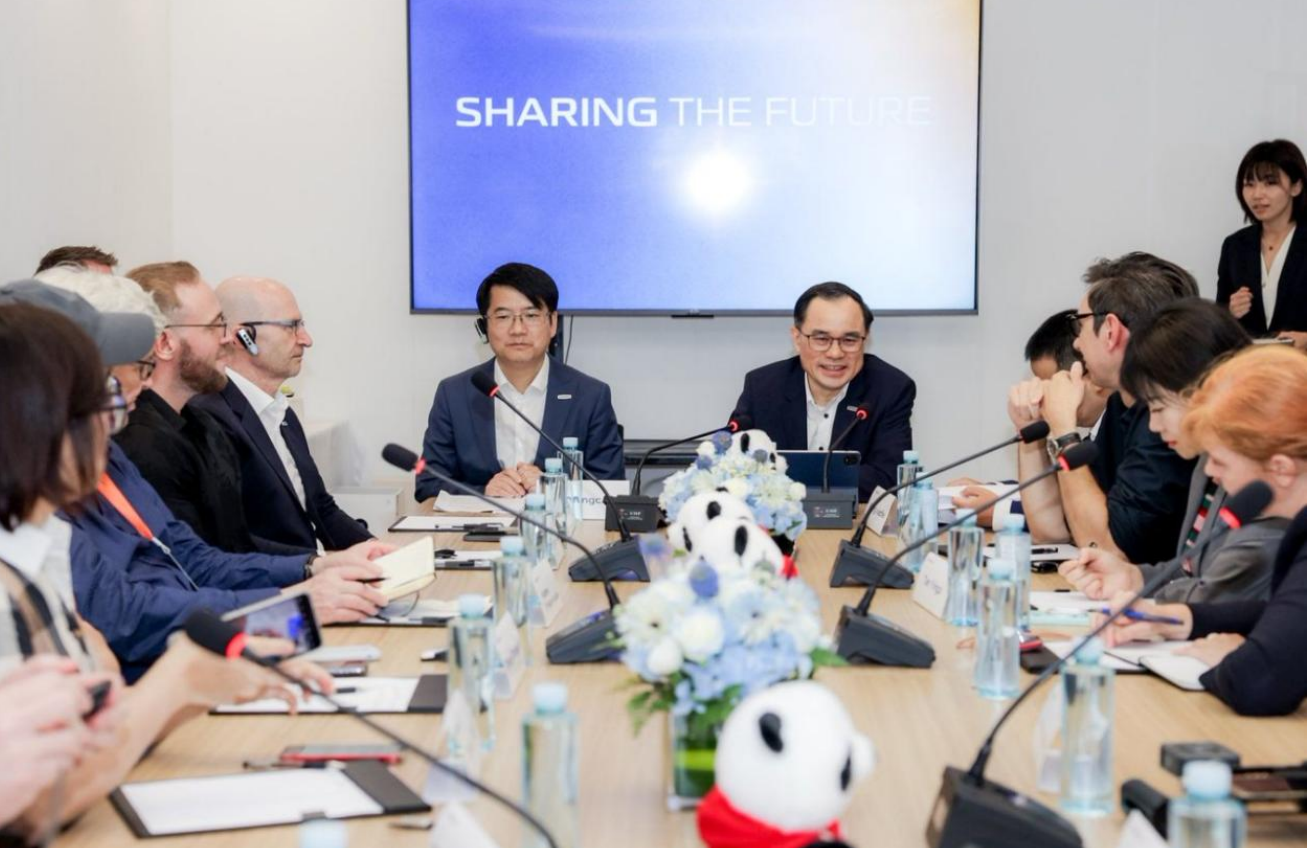 冰淇淋与战斗机同台！长安汽车重庆车展秀出“科技+宠粉”硬实力