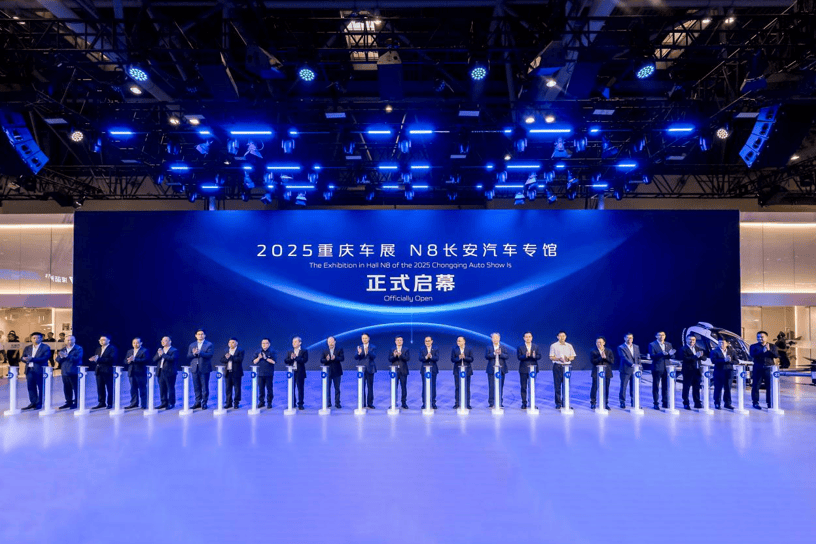 歼-10C战机亮相重庆车展，长安汽车馆成展会焦点