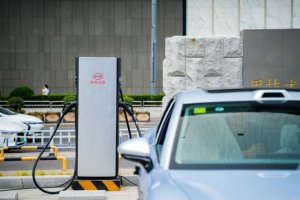 闪充补能大体验：汉L唐L“兆瓦闪充”实测充电功率超1000kW