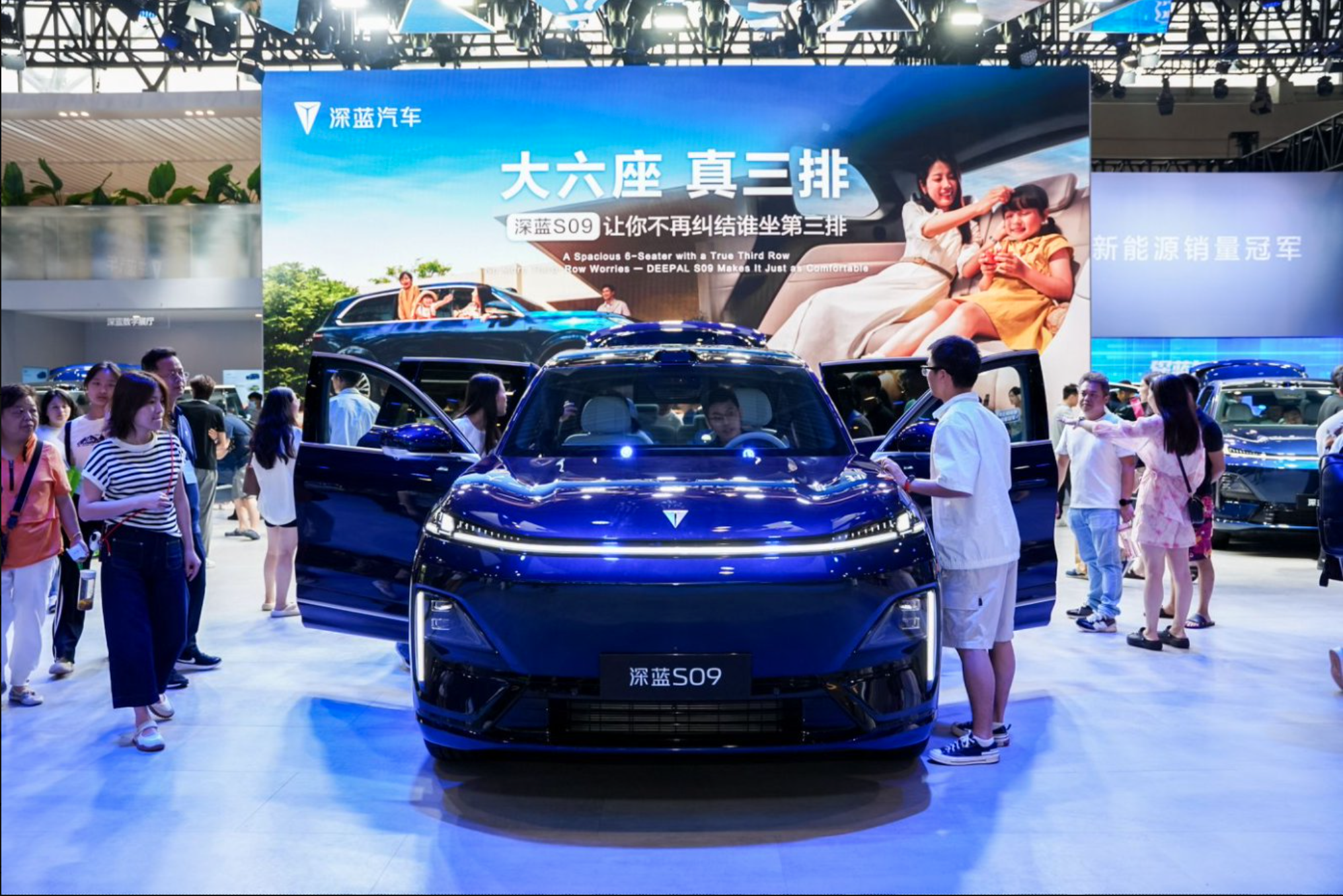 20.49万起的出行平权！深蓝S09重庆车展重新定义六座SUV价值标准