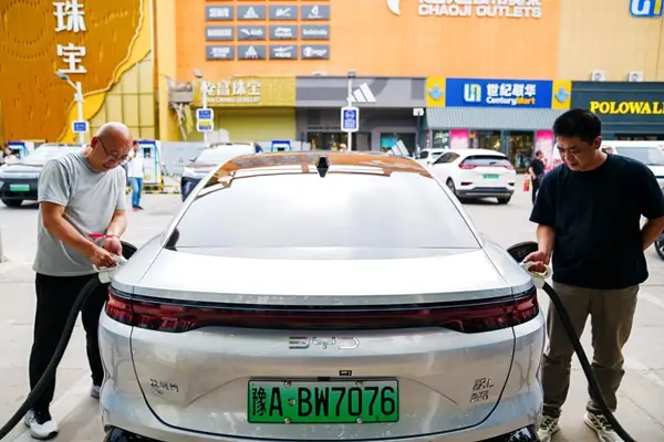 兆瓦桩直接闪充，双枪快充功率翻倍 实现油电同速