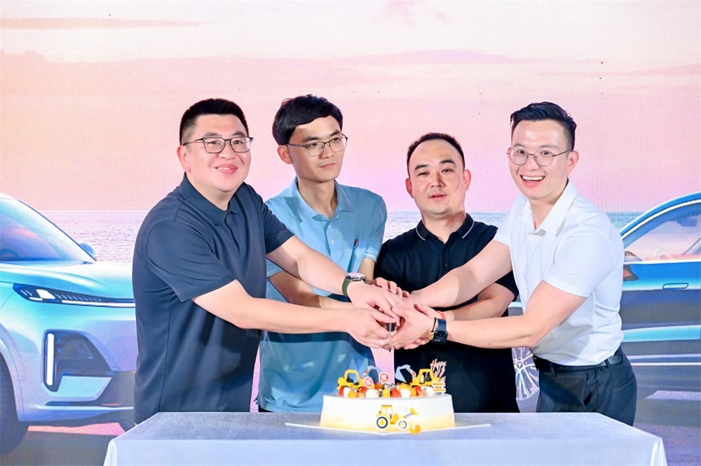 科技重构家庭生态！深蓝S09智趣乐驾体验日郑州站，定义移动幸福空间