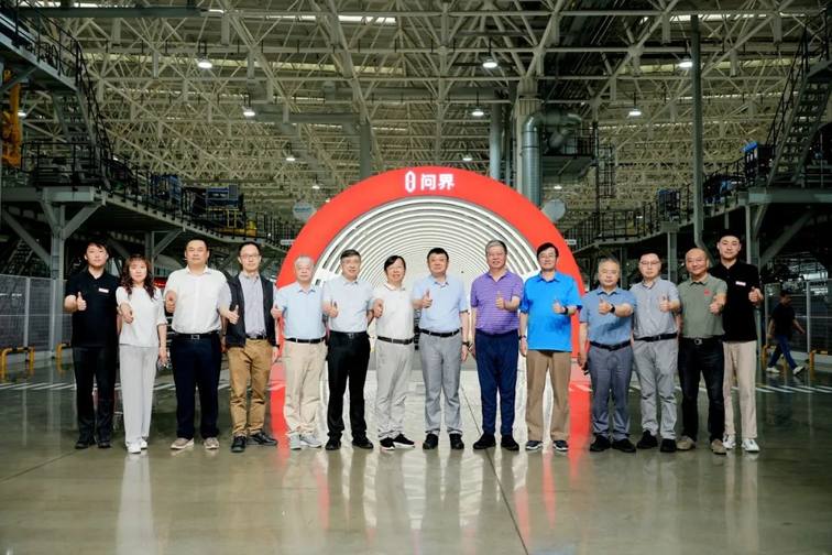 汽车专家天团解密问界M8爆款基因！揭示安全是最大的豪华