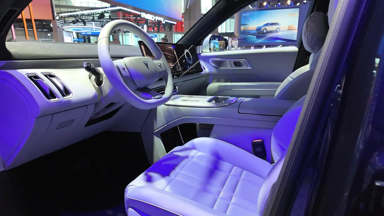 30万元预算选一台适合全家出行的SUV，买燃油车还是新能源车？