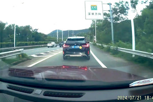 从匝道驶入高速，前车太慢影响我提速，该如何应对？
