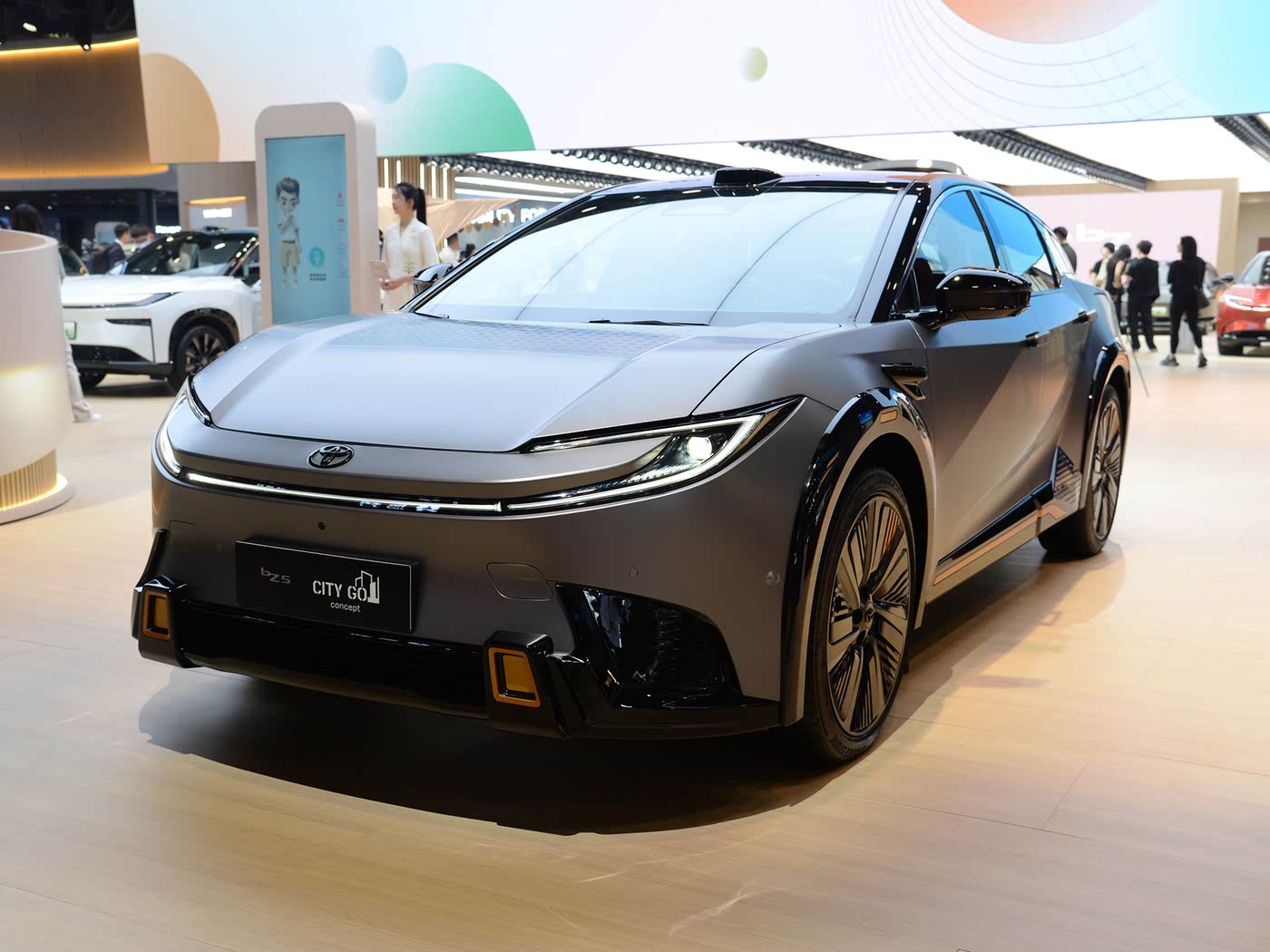 一汽丰田bZ5上市了，12.98万起的中型纯电SUV，该怎么选？