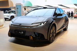 一汽丰田bZ5上市了，12.98万起的中型纯电SUV，该怎么选？