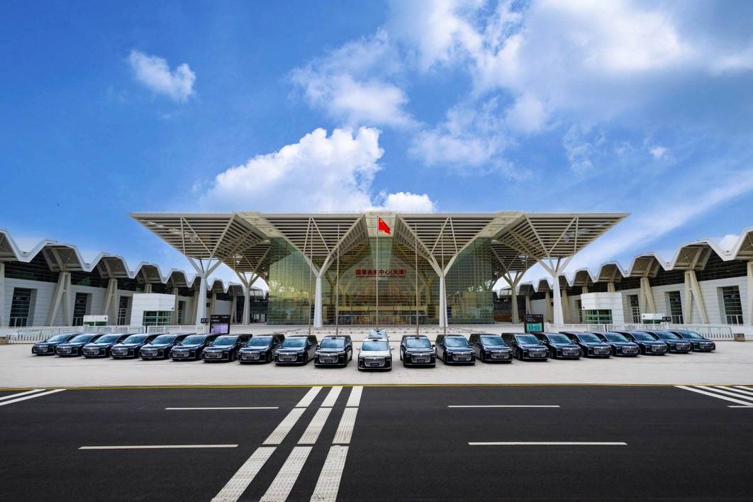 岚图连续两年成为夏季达沃斯论坛官方指定用车