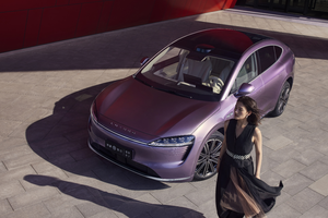 纯视觉与激光雷达路线之争：智界R7比拼Model Y，智驾辅助好用才敢用