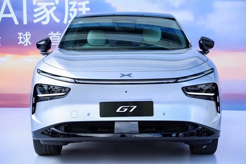 首款L3级算力AI汽车 小鹏G7全球首秀 预售价23.58万