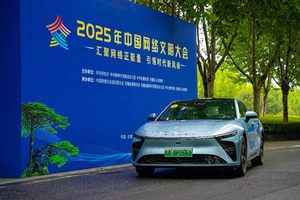 星纪元ES护航2025中国网络文明大会，尽显C级豪华新能源轿跑风范