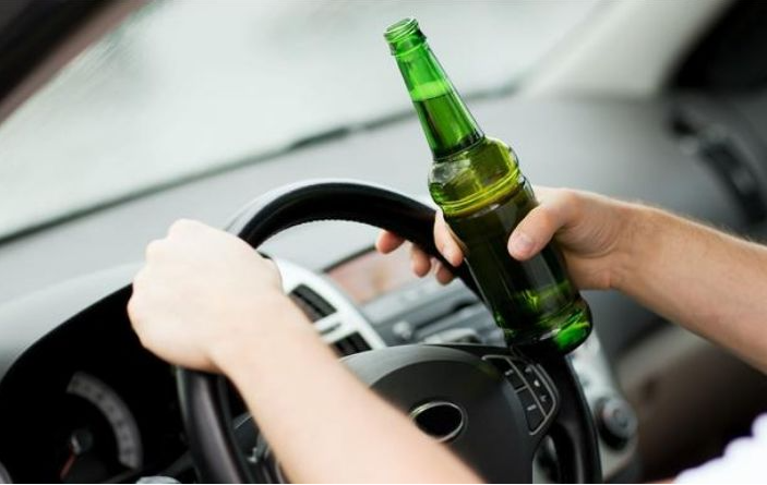 何小鹏说：未来酒后可以用自动驾驶把车开回家，但法律法规需允许