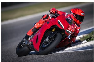 杜卡迪全新Panigale V2耀目登场 Panigale家族双星聚首共续荣耀