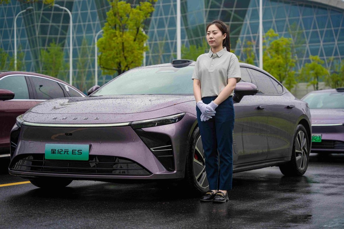 星纪元ES护航2025中国网络文明大会，尽显C级豪华新能源轿跑风范