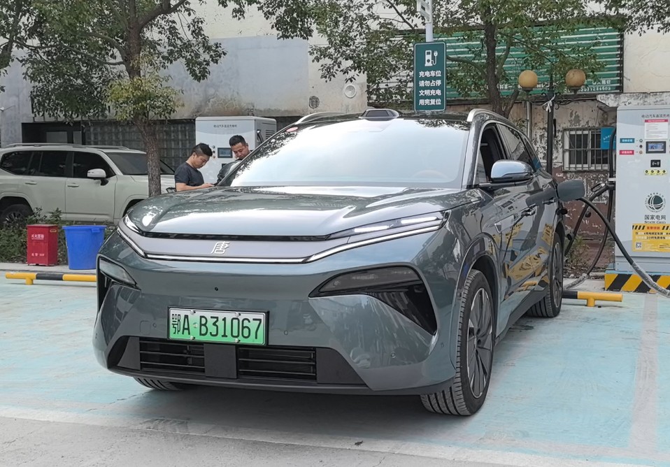 充5分钟电跑400公里！汉L唐L“兆瓦闪充”实现补能“油电同速”