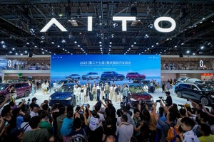 2025重庆国际车展人气火爆 问界M9全景展示新豪华魅力
