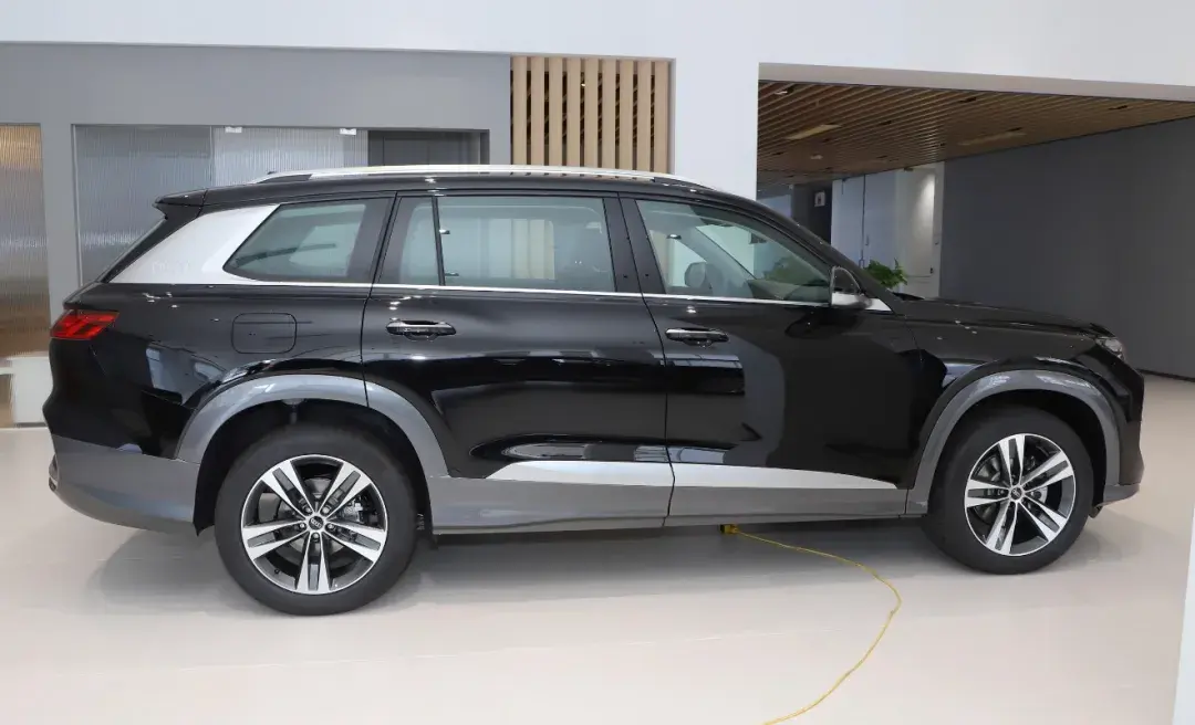 全新奥迪Q6终于来了！30万元出头的中大型SUV，宝马X5不好卖了
