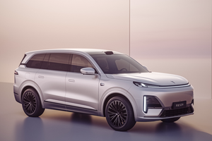 深蓝S09 vs 问界M8！谁是更全面的“华系”6座旗舰SUV？