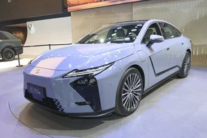 全新雷克萨斯ES纯电版解读：尺寸、内饰全面升级，外观却引争议？