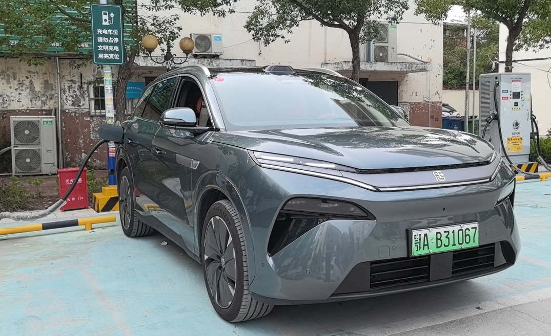 充5分钟电跑400公里！汉L唐L“兆瓦闪充”实现补能“油电同速”