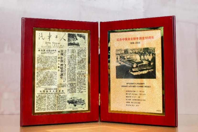 当“金葵花”遇上“紫荆花”，红旗惊艳亮相香港车博会