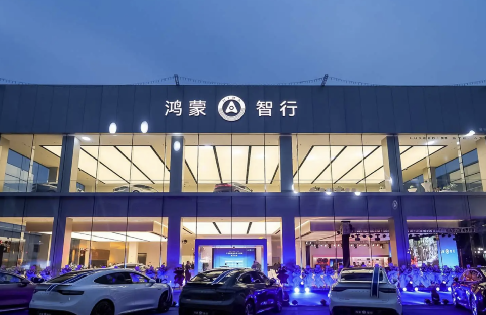 独立建网+筛选经销商，鸿蒙智行既是渠道革新也是在走钢丝
